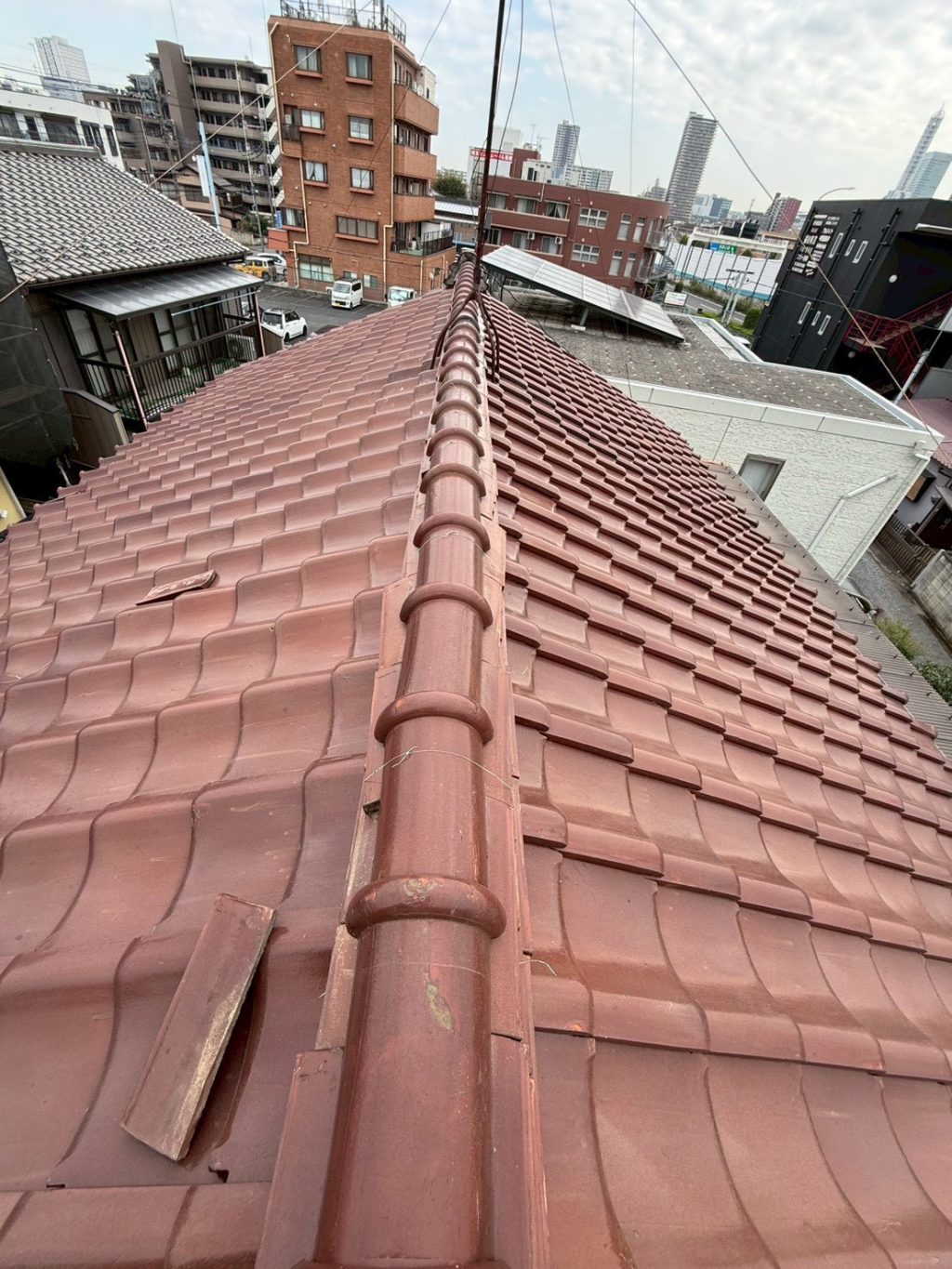 【瓦屋根のメンテナンス】地震に備える「棟積み直し」工事。瓦のズレや漆喰の劣化は放置厳禁！