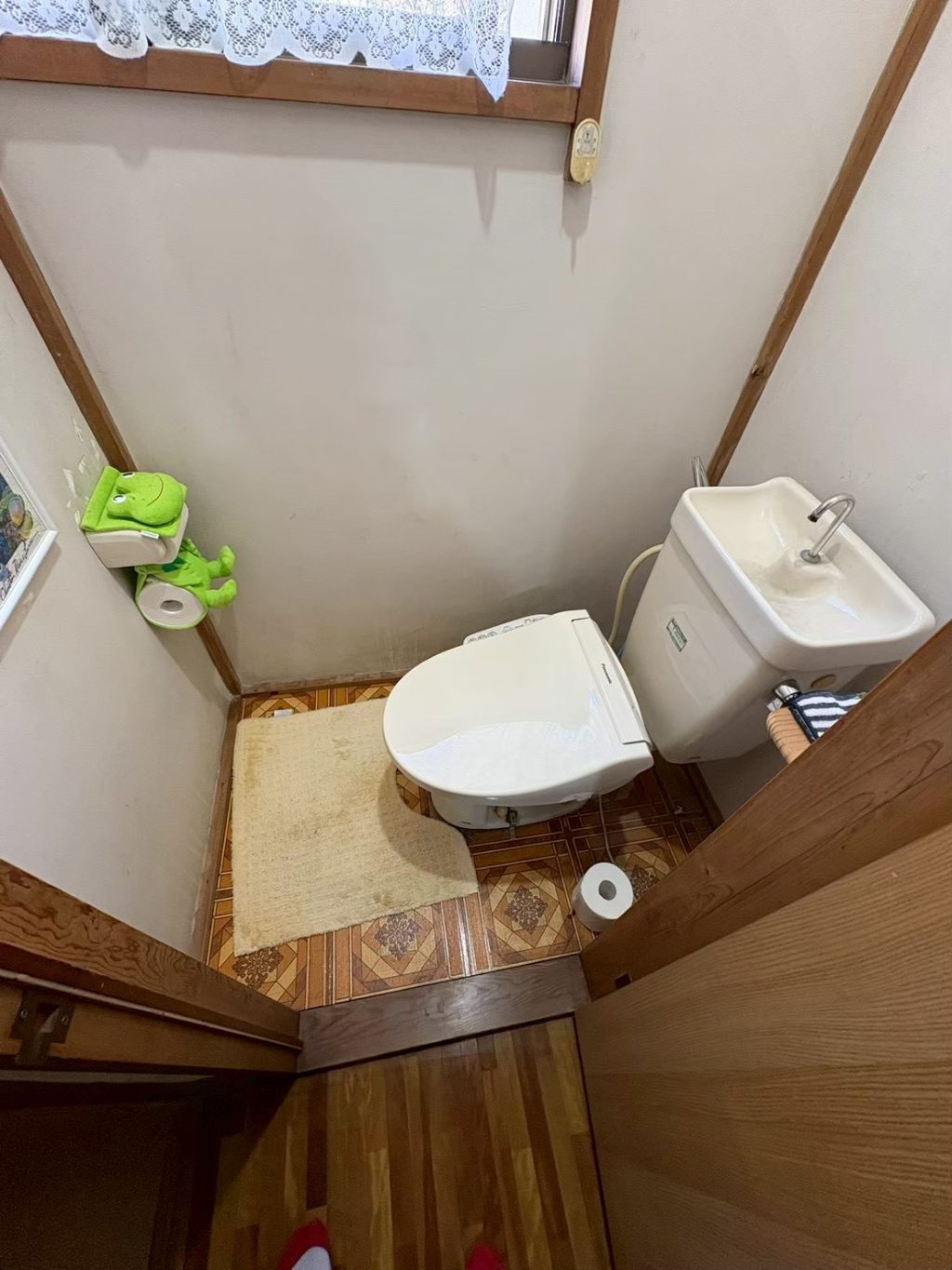 トイレがパッと明るく！床の張り替えとセットで叶える「清潔感」と「お掃除のしやすさ」