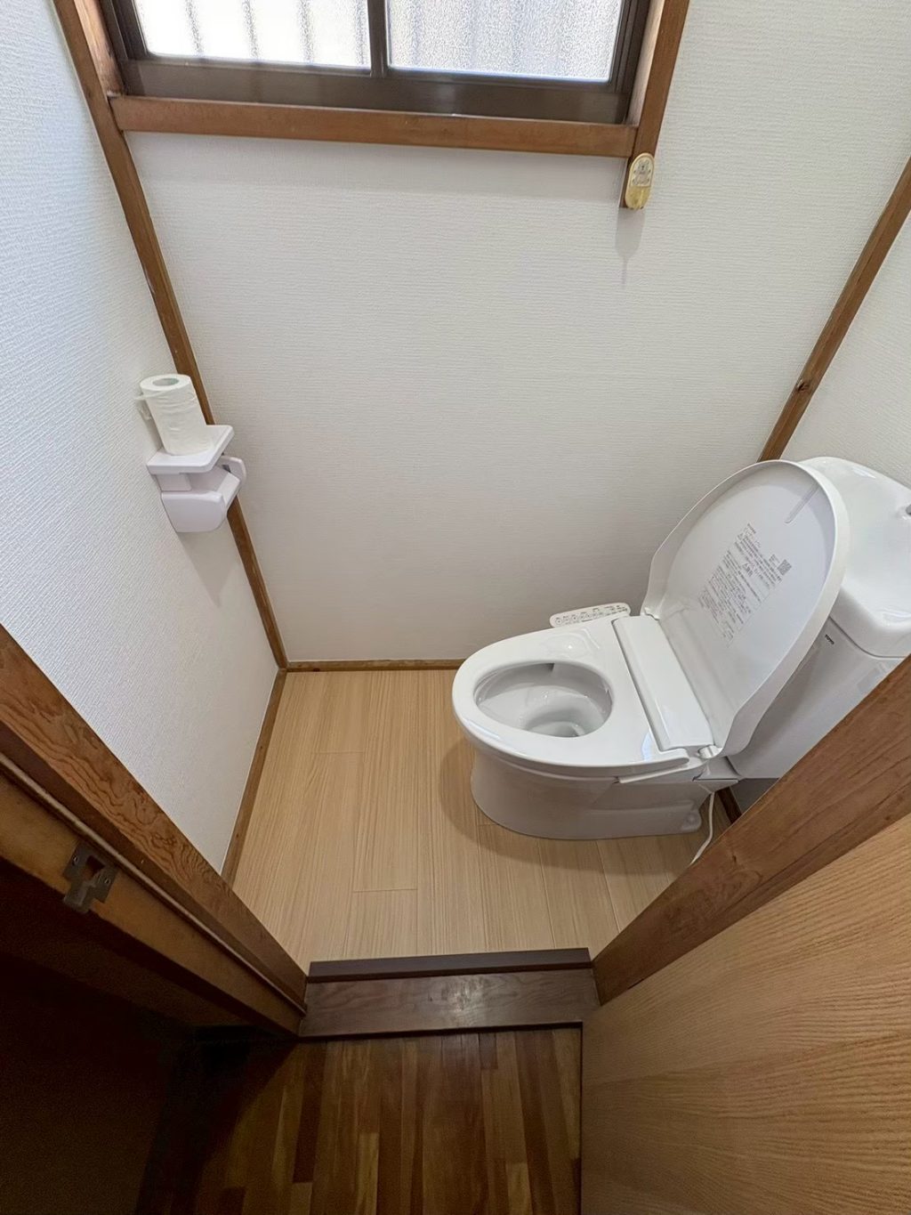 トイレがパッと明るく！床の張り替えとセットで叶える「清潔感」と「お掃除のしやすさ」画像