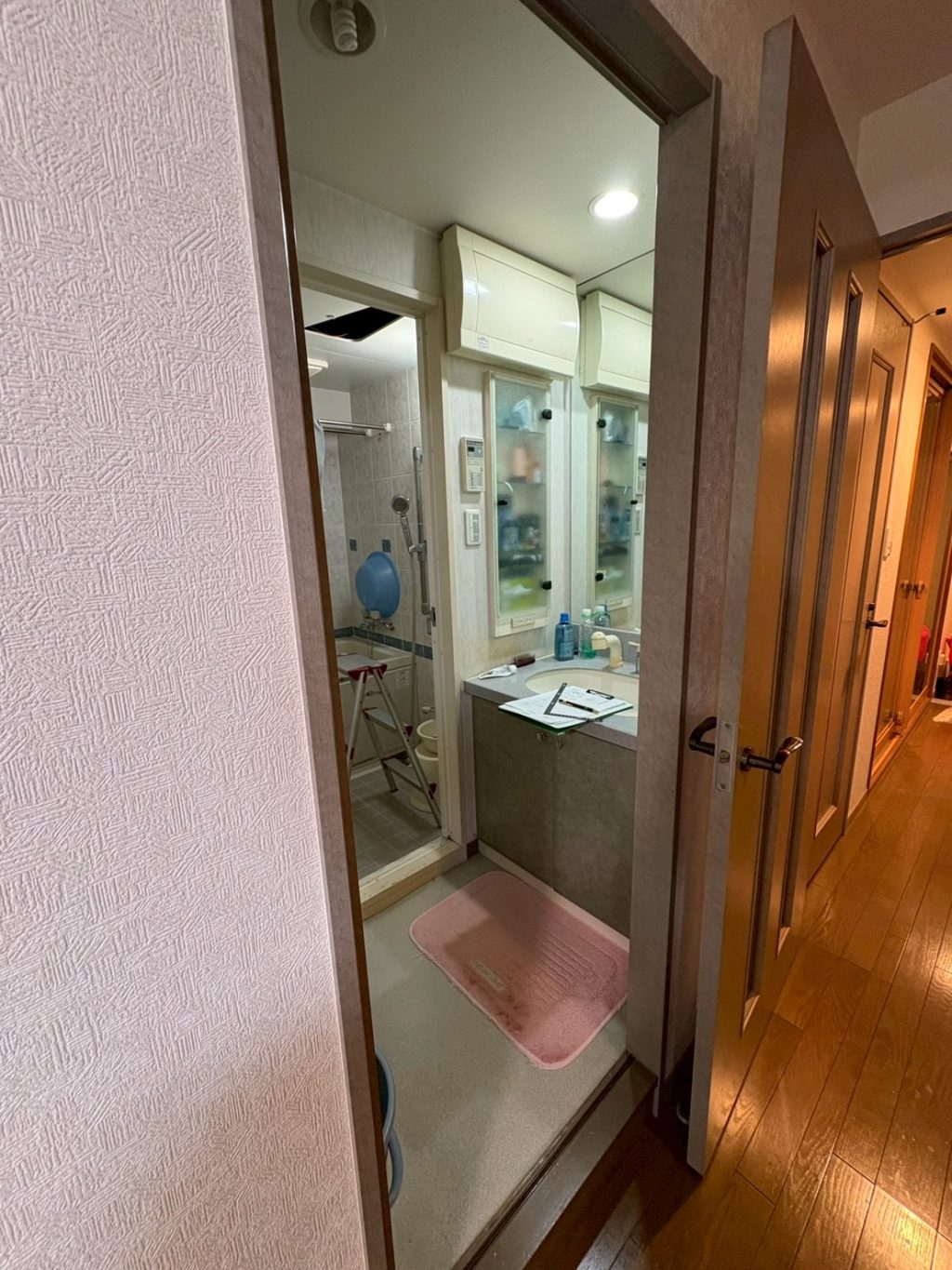 洗面台リフォームで朝の時間をより快適に!収納たっぷり、使いやすさ抜群の最新洗面化粧台へ タカラ リジャスト