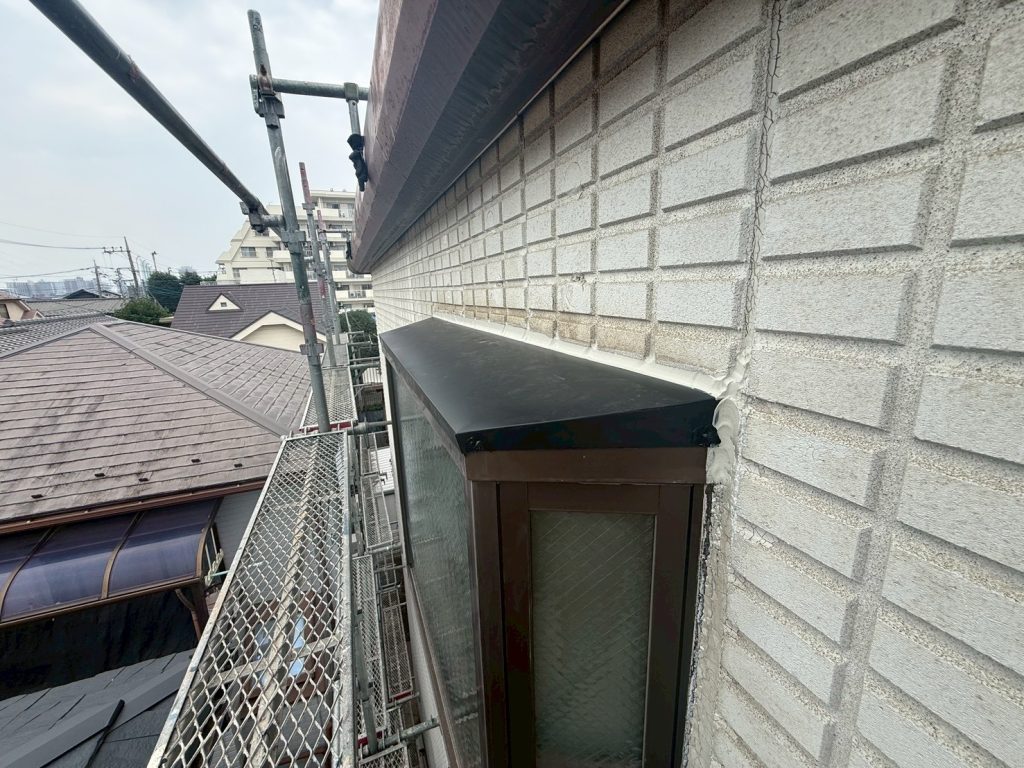 出窓からの雨漏りを根本解決！屋根板金の補修と防水コーキング施工画像