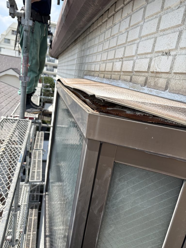 出窓からの雨漏りを根本解決!屋根板金の補修と防水コーキング施工