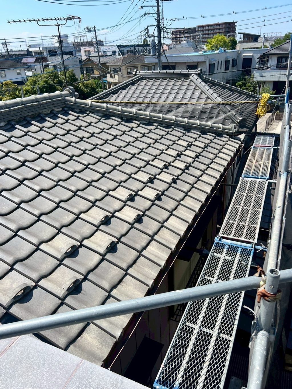 【施工事例】和瓦から軽量屋根へ!葺き替え工事で耐震性アップと雨漏り不安を解消