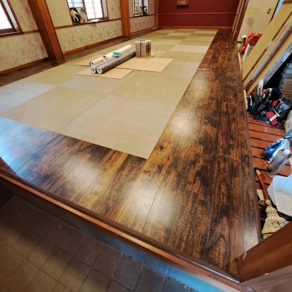 【店舗リフォーム】AIデザイン提案で理想を形に！畳×ヴィンテージ調フロアが映える「忠庵羽生店」様の内装工事画像