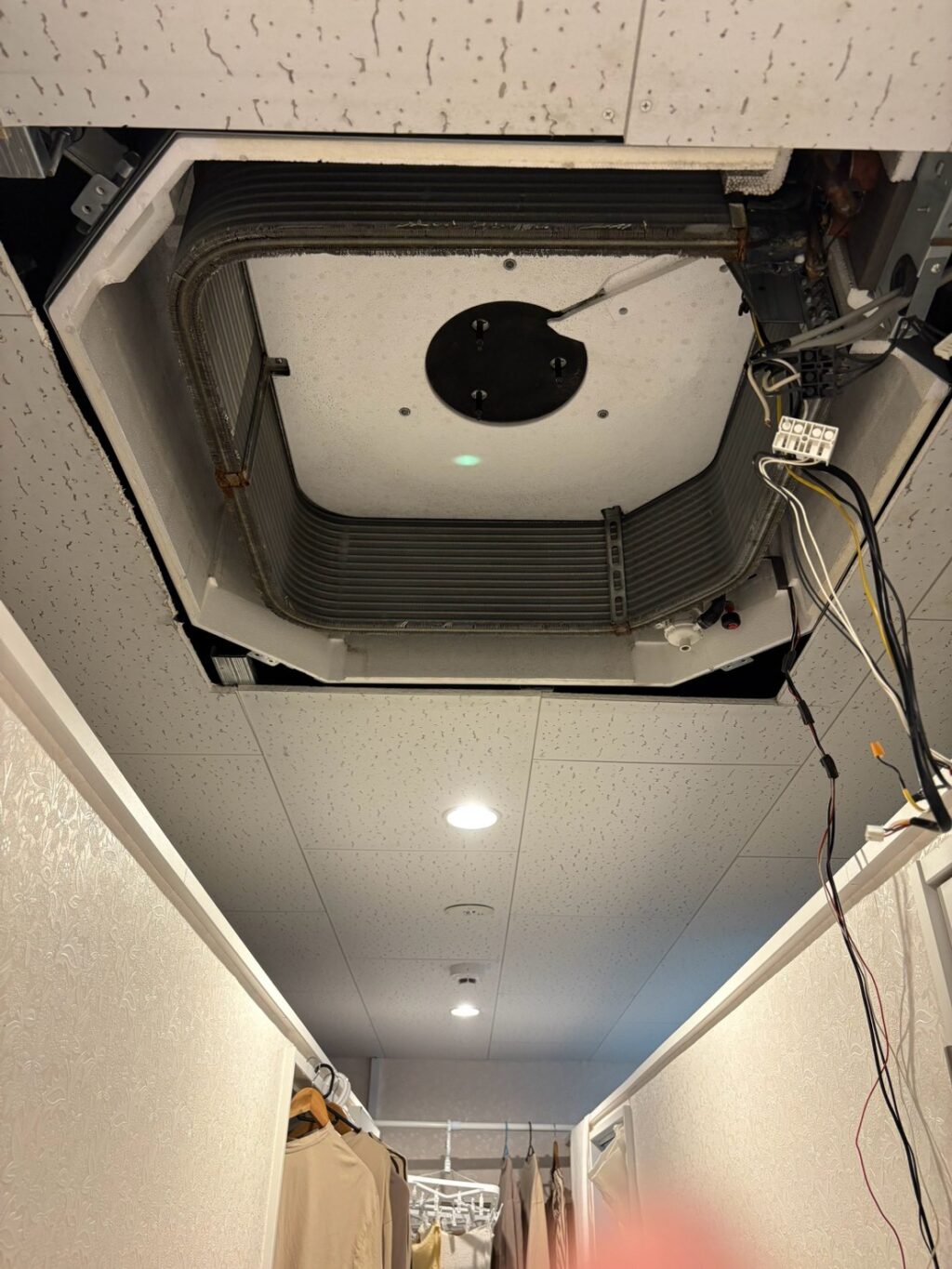 エステサロン様の業務用エアコン分解クリーニング（天井埋込カセット形）画像