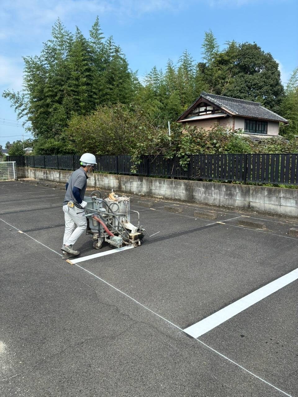 駐車場のライン引き工事！白線引き直しで安全＆キレイにリフレッシュ｜画像